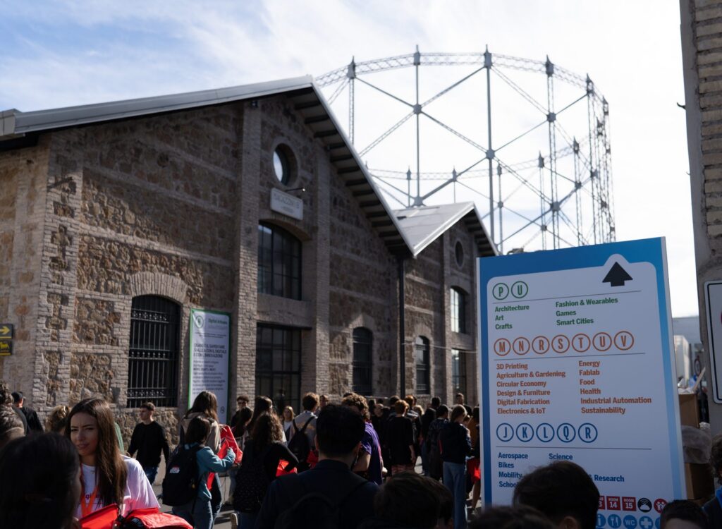 Ingresso di Maker Faire Rome 2026 al Gazometro Ostiense con i visitatori