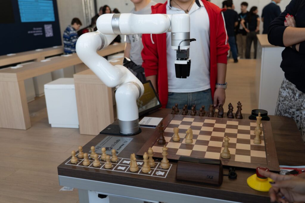 Braccio robotico che gioca a scacchi a Maker Faire Rome 2026